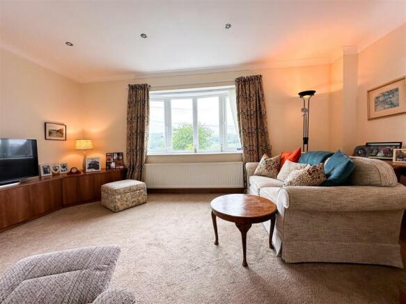 LOUNGE DINING ROOM