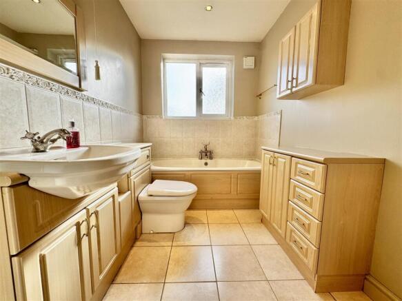 4 bed Semi-Detached for sale Image 4