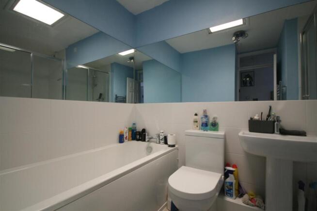 Bathroom..JPG