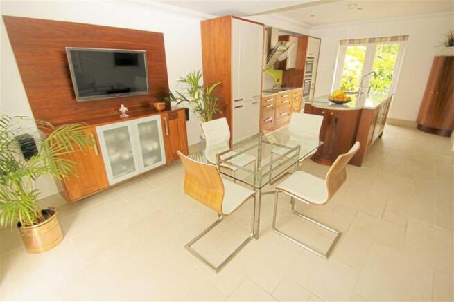 KITCHEN/BREAKFAST RO