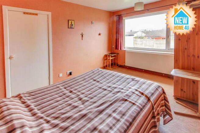 MAIN BEDROOM: