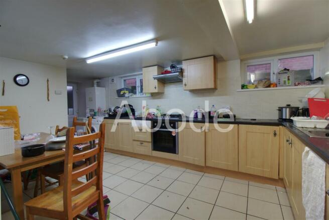 8 bed House to rent Image 6