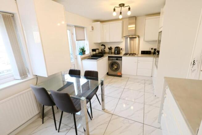 KITCHEN / DINING ROOM