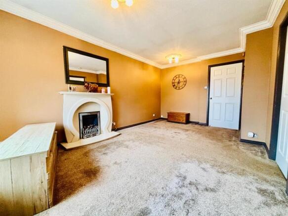 Living Room / Dining Room: