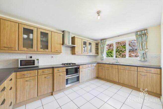 5 bed Detached for sale Image 4