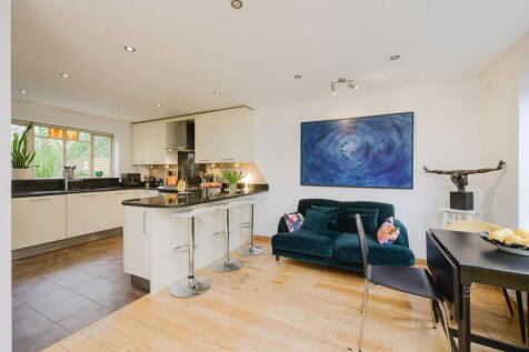 Oak Park Gardens, London, SW19 6AR