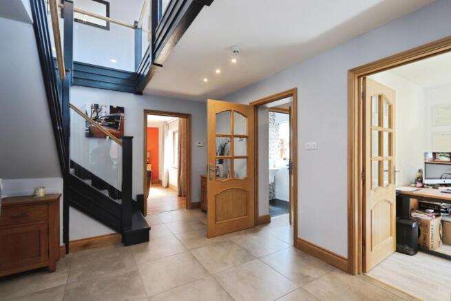 5 bed Detached for sale Image 10