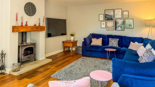 5 bed Detached for sale Image 7
