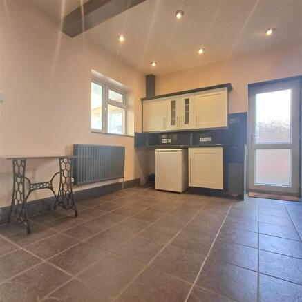 4 bed House to rent Image 5