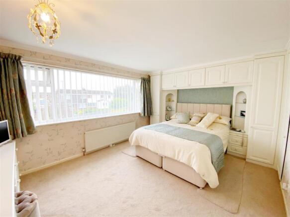 Bedroom 1 pic 1.jpg