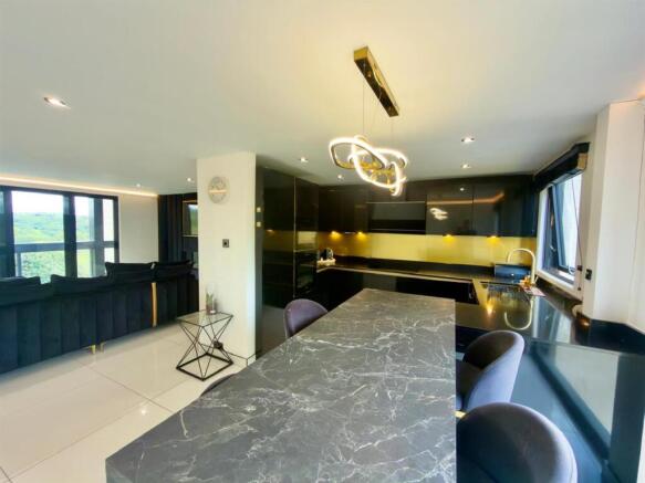 3 bed Apartment to rent Image 4