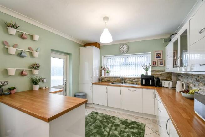 Kitchen & Dining Area