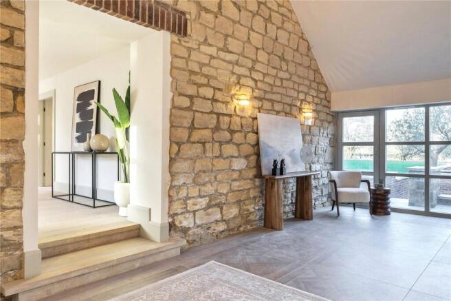 7 bed Detached for sale Image 11