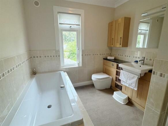 Bathroom 1.JPG