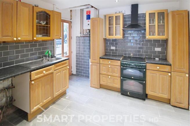 4 bed House to rent Image 4
