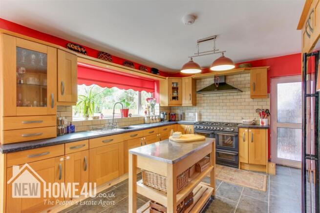 KITCHEN/ DINING:
