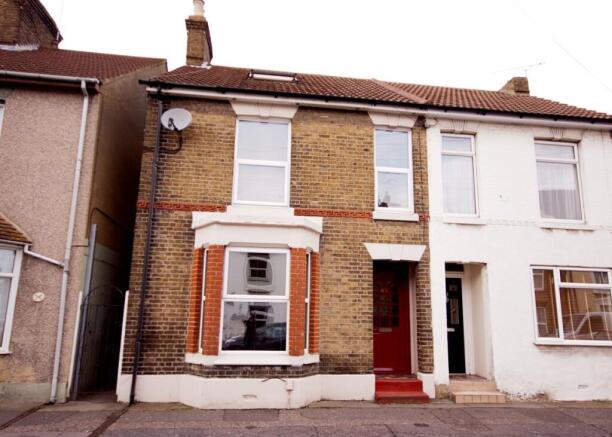 Spacious Three-Bedroom End-of-Terrace House in Si