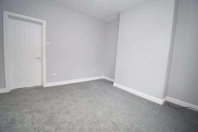 2 bed Terraced to rent Image 5