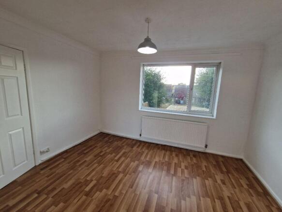 3 bed Flat to rent Image 7