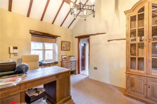 6 bed Detached for sale Image 8