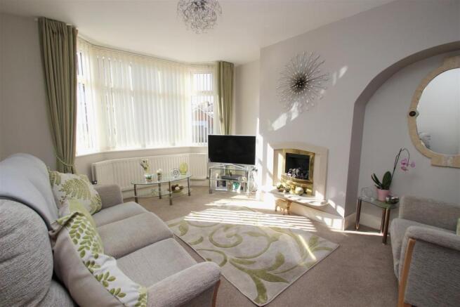 lounge/dining room