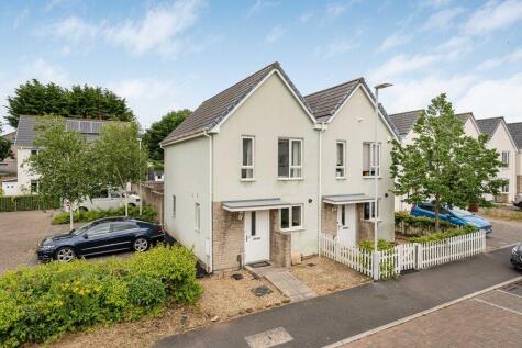 Yellowmead Road, Plymouth. Beautifully Presented Home with Two Double Bedrooms & Sunny Garden