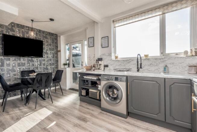 Fitted Kitchen/Dining Room:
