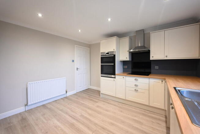 3 bed Detached Bungalow to rent Image 6