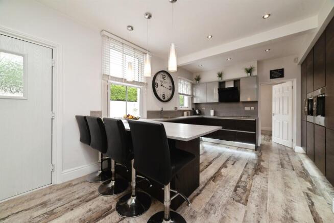 5 bed Semi-Detached for sale Image 4