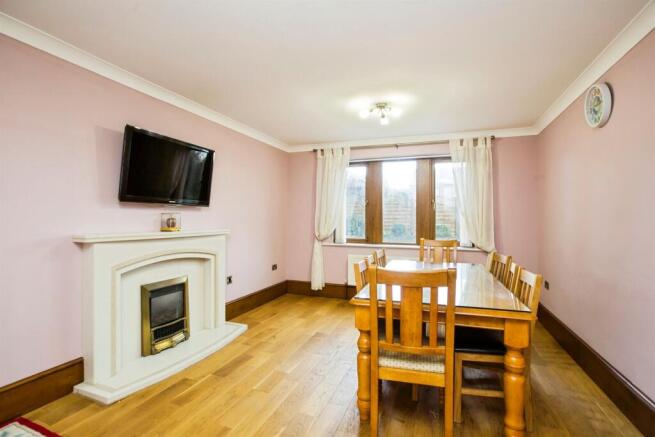 4 bed Detached for sale Image 5