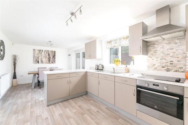 5 bed Detached for sale Image 4
