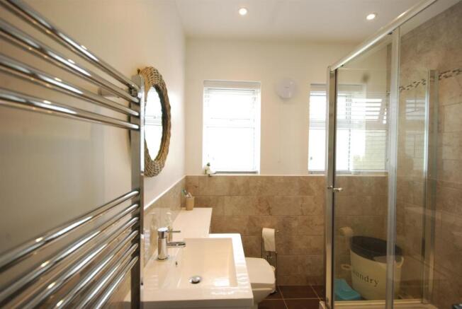 FAMILY SHOWER ROOM