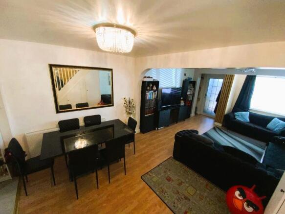 LIVING ROOM/DINER 24'4 x 13'5