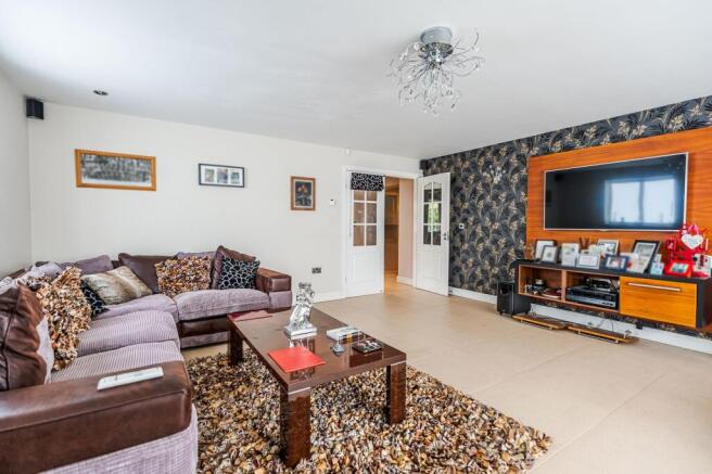 6 bed Detached for sale Image 4