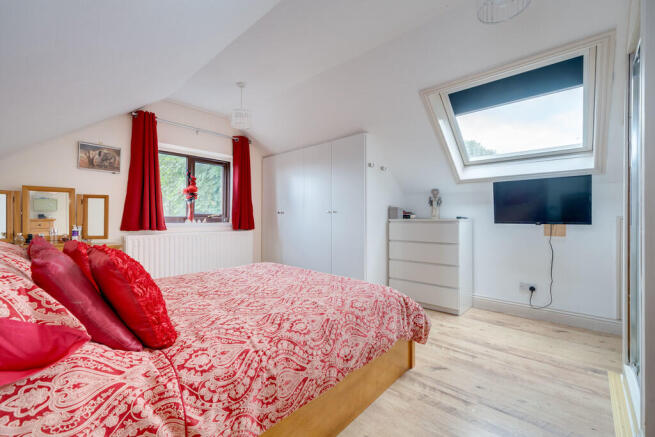 5 bed Detached for sale Image 11