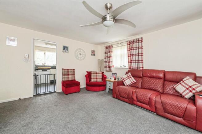 3 bed Ground Flat for sale Image 6