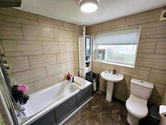 5 bed Detached for sale Image 12