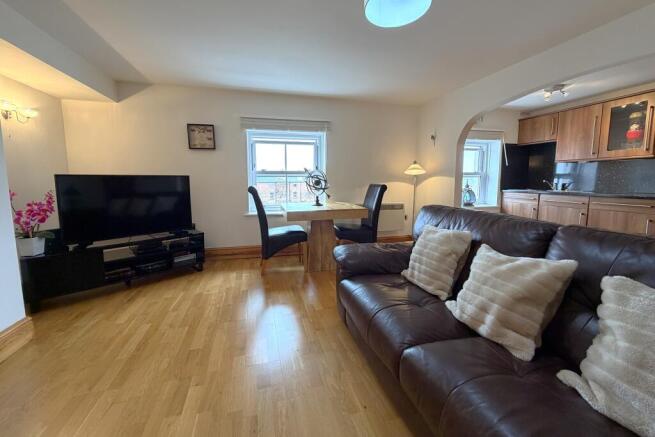 3 bed Flat for sale Image 4