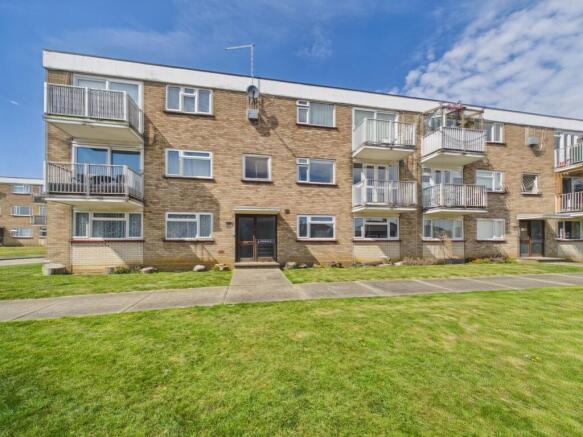 2-bed flat on Gordon Road, Corringham, SS17, £175,000