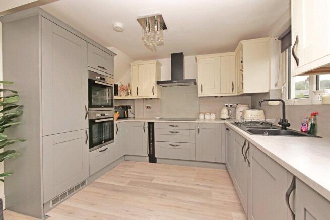 4 bed Semi-Detached for sale Image 3
