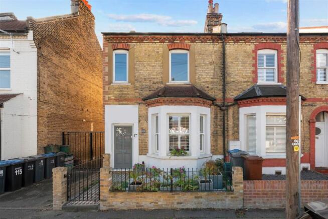 3-bed flat on Russell Road, Wimbledon, £650,000