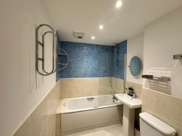 3 bed Flat to rent Image 10