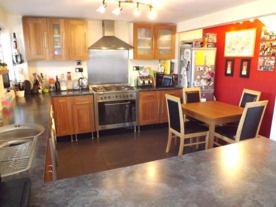 Kitchen/ Dining Room
