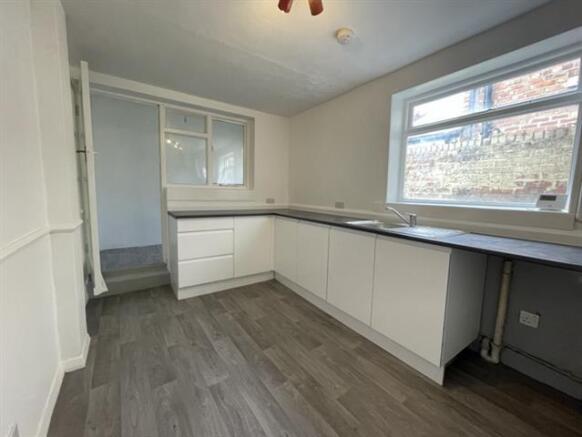 2 bed Terraced to rent Image 4