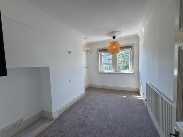 2 bed Apartment to rent Image 5