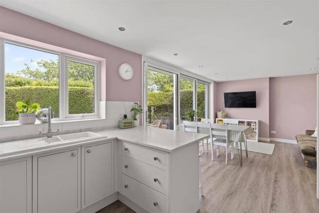 4 bed Semi-Detached for sale Image 8