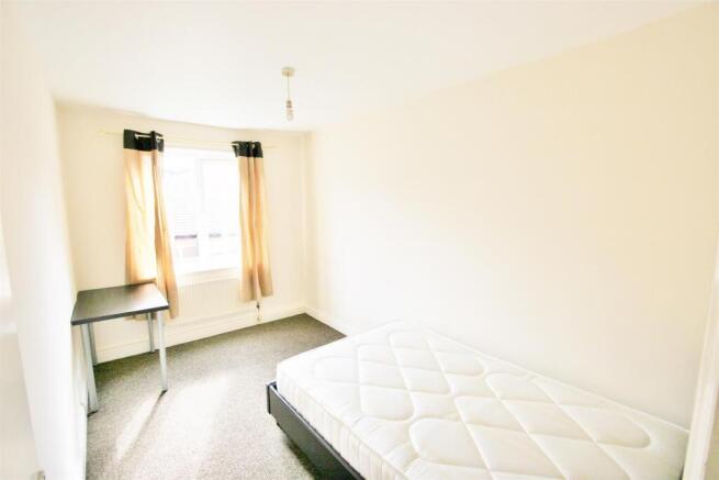 3 bed Flat to rent Image 8
