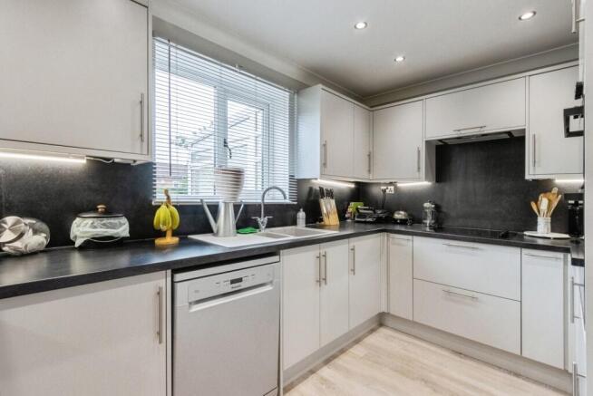 5 bed Detached for sale Image 10