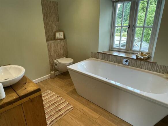 En Suite Bed 1.JPG