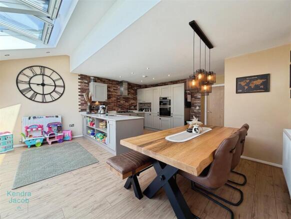 4 bed Detached for sale Image 4